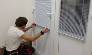 Установка рулонных жалюзи в Екатеринбурге